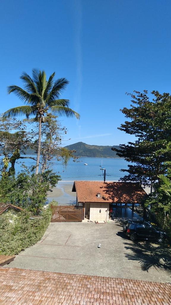 Mar calmo na Enseada